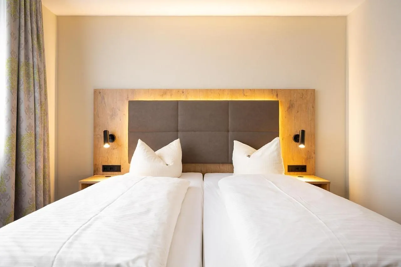 Hotel Neuwirt Hallbergmoos 3*,